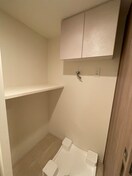 洗濯機置場 ｺﾝﾌｫﾘｱ･ﾘｳﾞ博労町一丁目Q