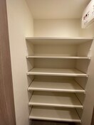 靴箱 ｺﾝﾌｫﾘｱ･ﾘｳﾞ博労町一丁目Q