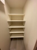 靴箱 ｺﾝﾌｫﾘｱ･ﾘｳﾞ博労町一丁目Q