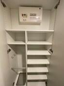 靴箱 ｺﾝﾌｫﾘｱ･ﾘｳﾞ博労町一丁目Q