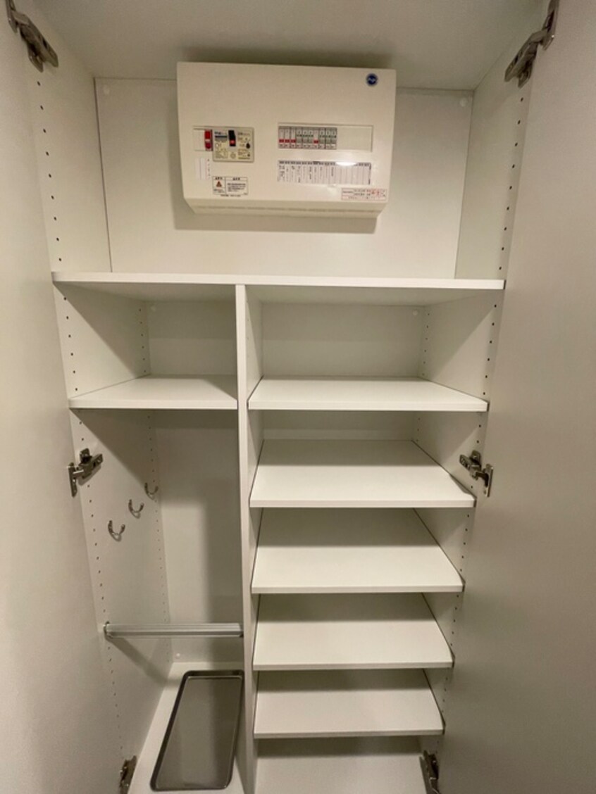 靴箱 ｺﾝﾌｫﾘｱ･ﾘｳﾞ博労町一丁目Q