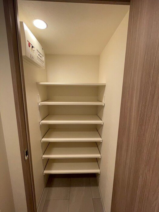 靴箱 ｺﾝﾌｫﾘｱ･ﾘｳﾞ博労町一丁目Q