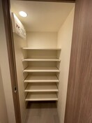 靴箱 ｺﾝﾌｫﾘｱ･ﾘｳﾞ博労町一丁目Q