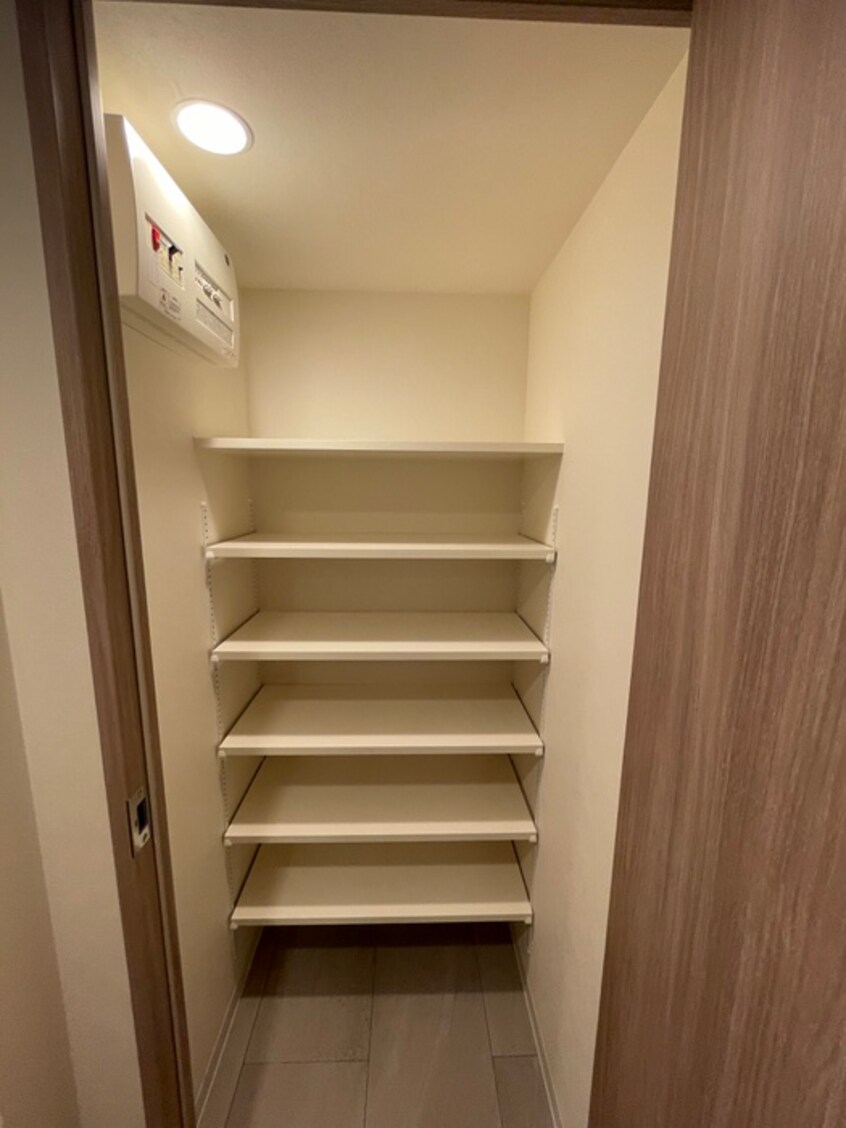 靴箱 ｺﾝﾌｫﾘｱ･ﾘｳﾞ博労町一丁目Q