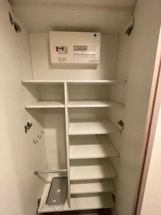 靴箱 ｺﾝﾌｫﾘｱ･ﾘｳﾞ博労町一丁目Q