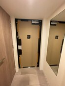 玄関 ｺﾝﾌｫﾘｱ･ﾘｳﾞ博労町一丁目Q