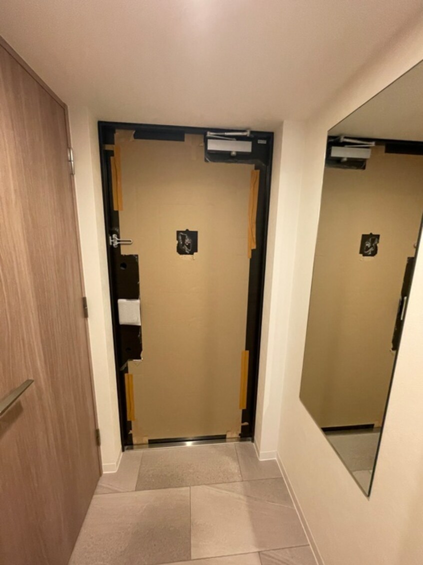 玄関 ｺﾝﾌｫﾘｱ･ﾘｳﾞ博労町一丁目Q