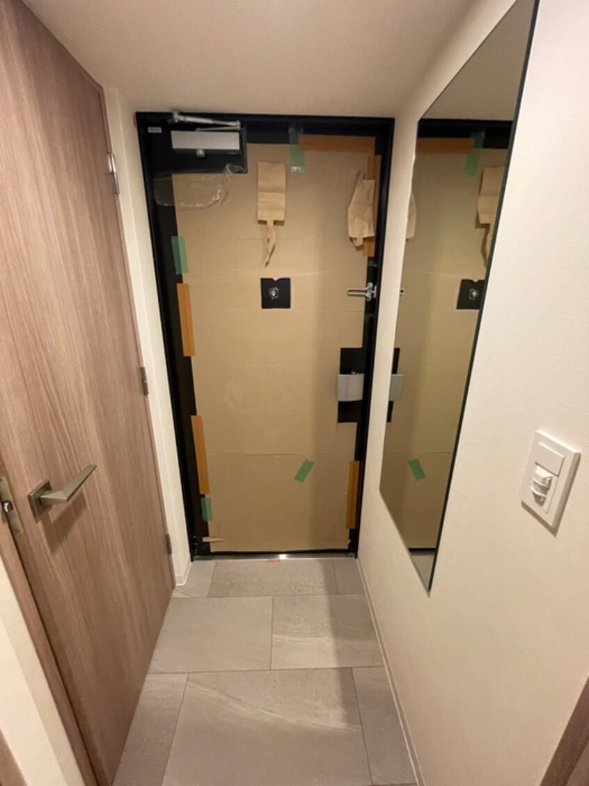 玄関 ｺﾝﾌｫﾘｱ･ﾘｳﾞ博労町一丁目Q