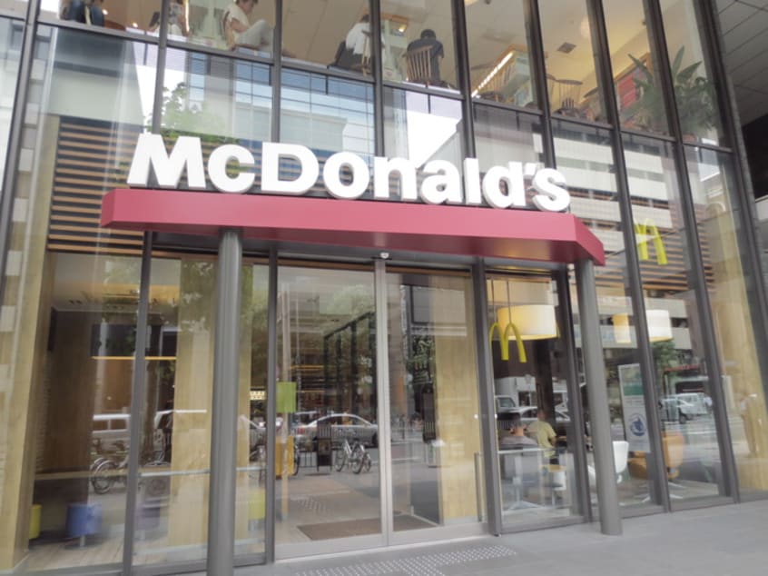 マクドナルド四条烏丸店(ファストフード)まで140m レジ－ナ錦小路