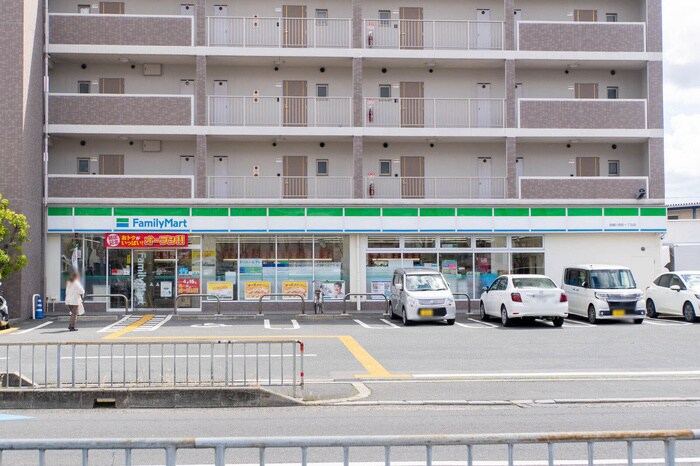 ファミリーマート高槻川西町一丁目店(コンビニ)まで700m クローバー　ノワール
