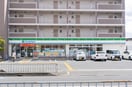 ファミリーマート高槻川西町一丁目店(コンビニ)まで700m クローバー　フレア