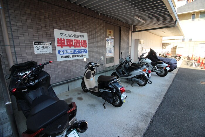 バイク置き場 生駒カレッジシティ