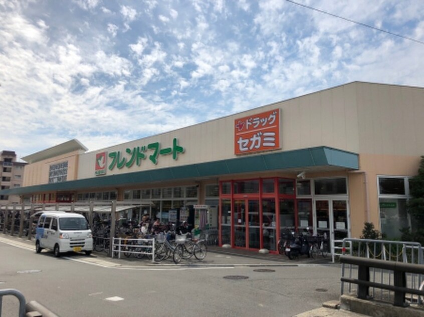 フレンドマート(スーパー)まで236m ソシュール