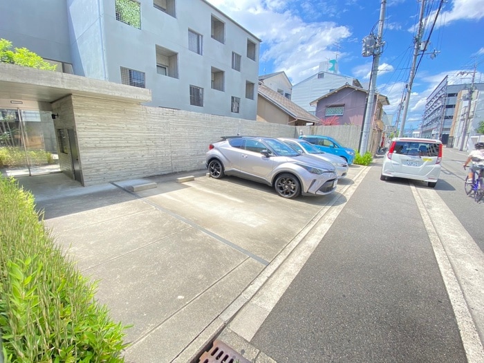 駐車場 MONO COMODO WEST