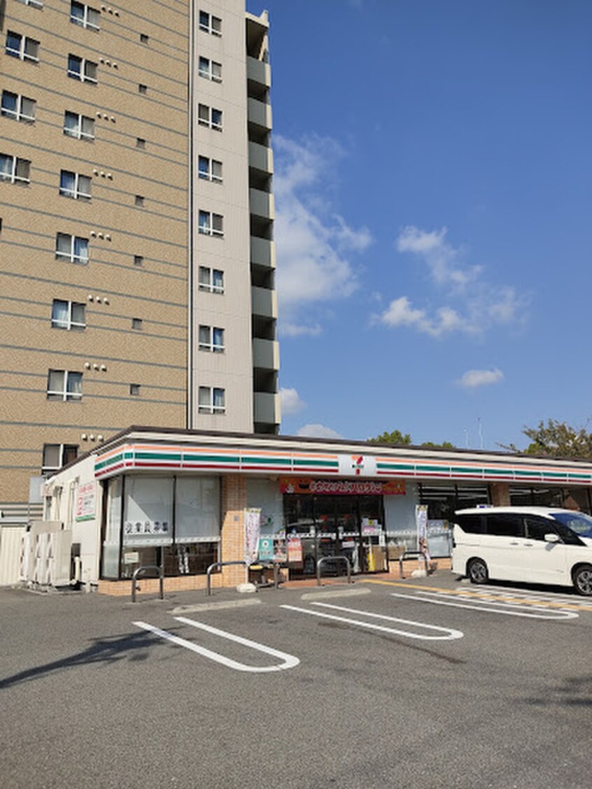 セブンイレブン(コンビニ)まで240m 岡村マンション