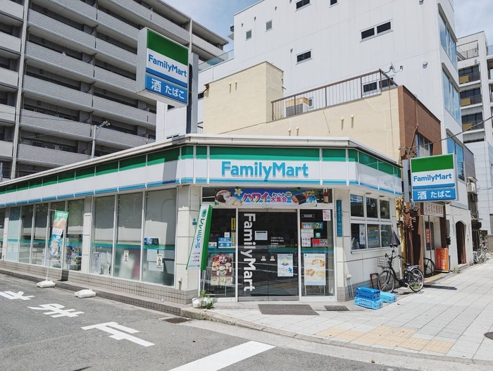 ファミリーマート(コンビニ)まで332m Metrosa弁天町