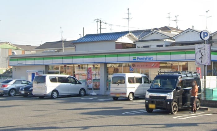 ファミリーマート(コンビニ)まで260m ミアカーサ　萩原天神