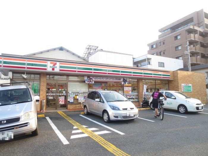 セブンイレブン(コンビニ)まで160m パイン　ガーデン　イケダ