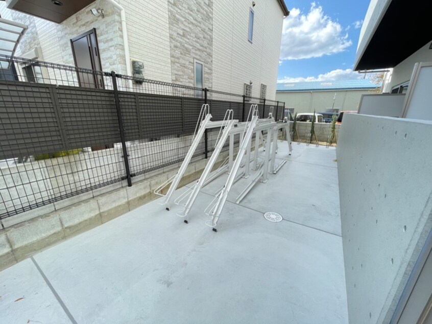 駐輪場 ジーイーキャトフ