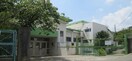桜ヶ丘小学校(小学校)まで200m 霞ヶ丘テラスハウス(左)