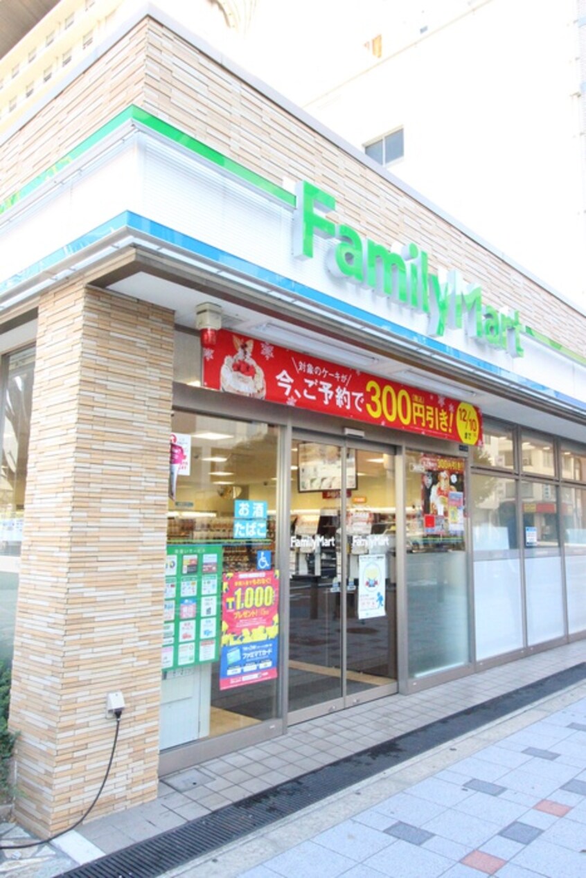 ファミリーマート(コンビニ)まで160m KDXレジデンス本町橋
