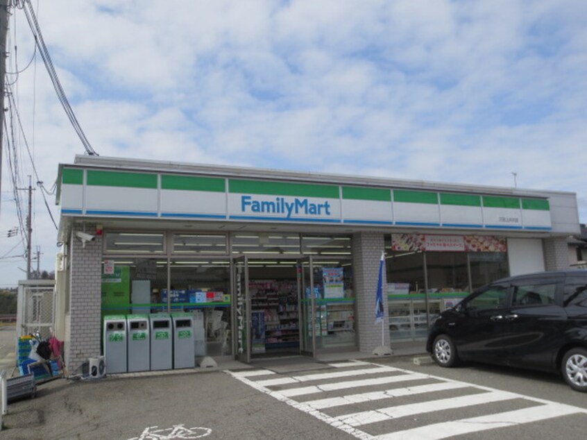 ファミリーマート(コンビニ)まで30m ブランシェ・ドミ－ル