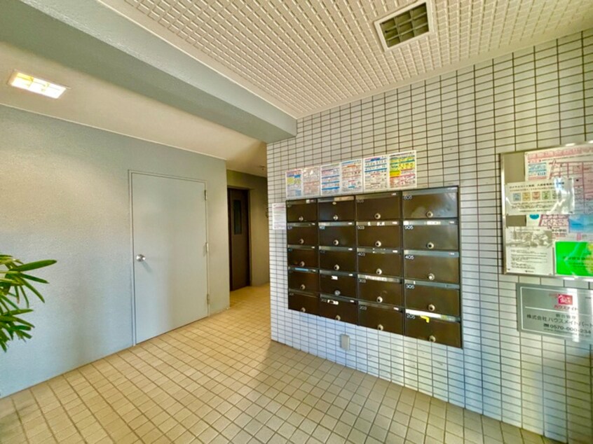 エントランス部分 ロイヤルコート東巽