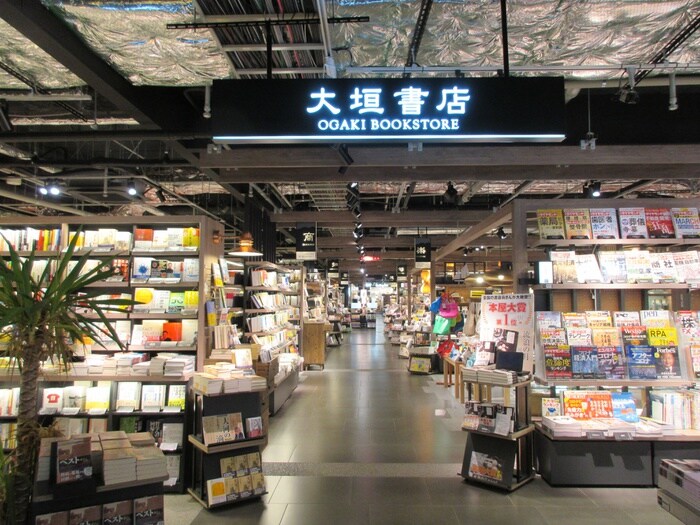 大垣書店京都本店(本屋)まで750m La Fite KARASUMA