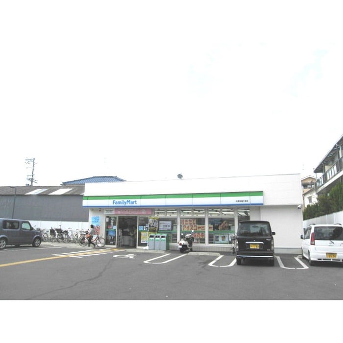 ファミリーマート(コンビニ)まで400m コンフォ－ル・ドミ－ル