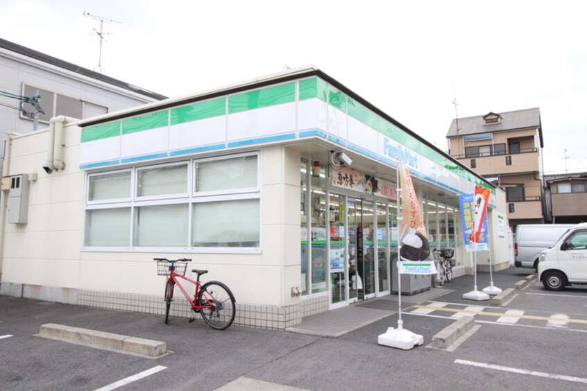 ファミリーマート(コンビニ)まで425m メゾン・みのうら