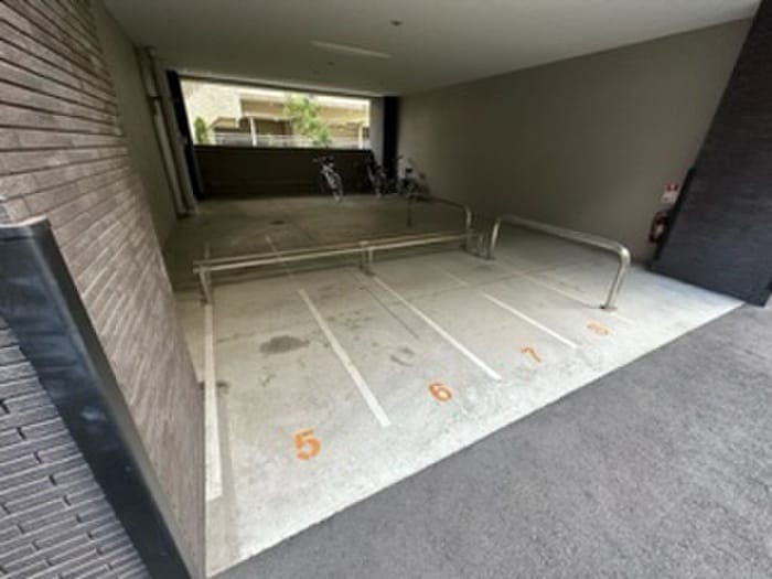 バイク置き場 ｴｽﾘｰﾄﾞ大阪ｸﾞﾗﾝｹﾞｰﾄ(605)