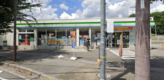 ファミリーマート宝塚山本駅前店(コンビニ)まで550m ユ－トピア