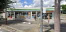ファミリーマート宝塚山本駅前店(コンビニ)まで550m ユ－トピア