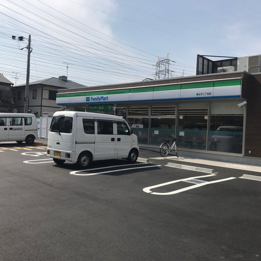 ファミリーマート(コンビニ)まで320m パルテール八尾