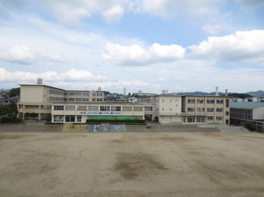 寝屋川市立第六中学校(中学校/中等教育学校)まで1290m ヴェルドミール