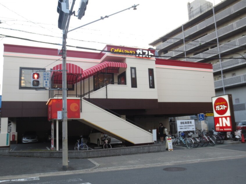 ガスト(その他飲食（ファミレスなど）)まで80m フジパレス長原駅西Ⅵ番館