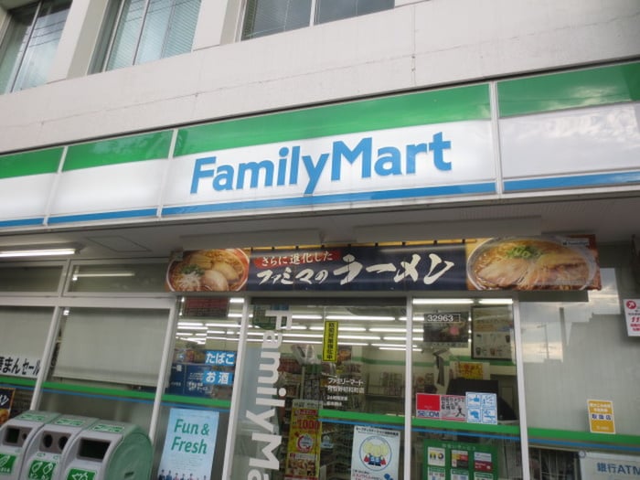 ファミリーマート(コンビニ)まで160m クローバーグランデ昭和町