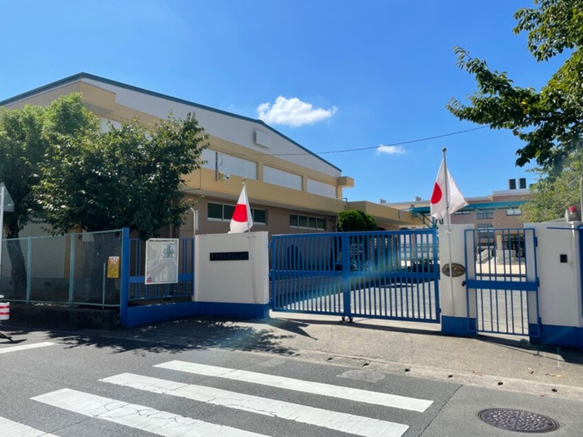摂津小学校(小学校)まで593m 第2ヨシムラコーポ
