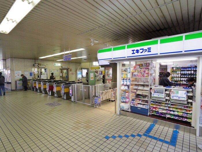 大久保駅エキファミ(コンビニ)まで400m 大久保現代マンション