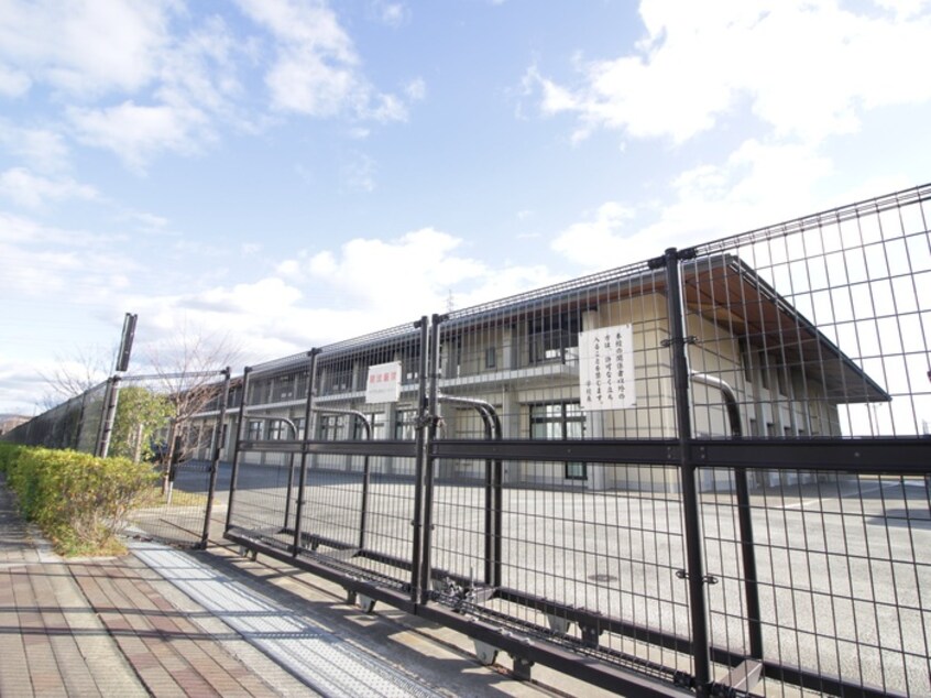 京都市立洛西高等学校附属小学校(小学校)まで1500m QUATRE　FEUILLES　向日町