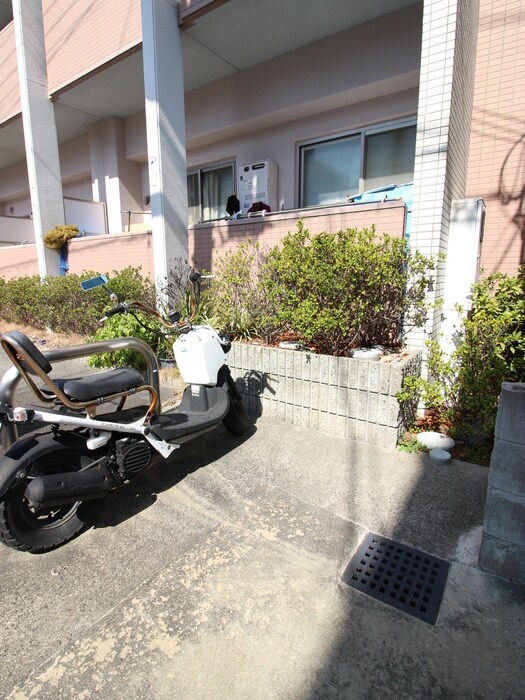 バイク置き場 プレミア　ウェイブ