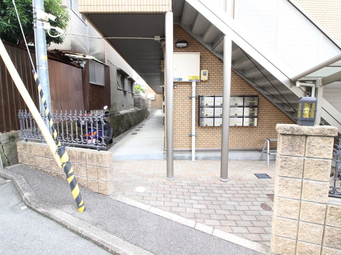 エントランス部分 マルベリ－ハウス