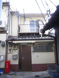 東山ろくろ町の貸家