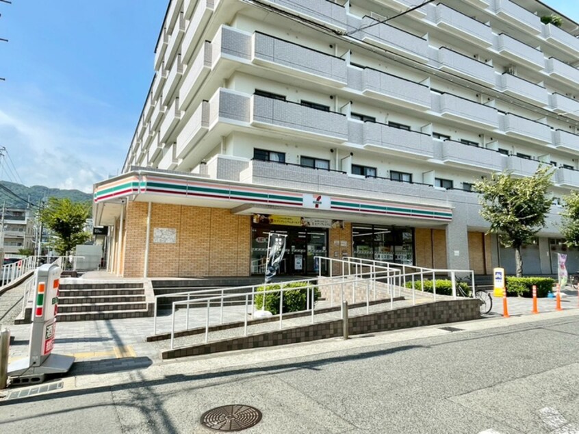 セブンイレブン(コンビニ)まで80m パナグランデ本庄