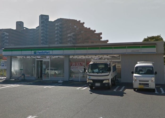 ファミリーマート(コンビニ)まで577m シェーネ　エレガンシア