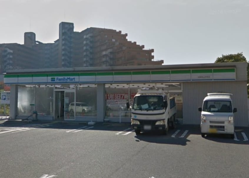 ファミリーマート(コンビニ)まで577m シェーネ　エレガンシア