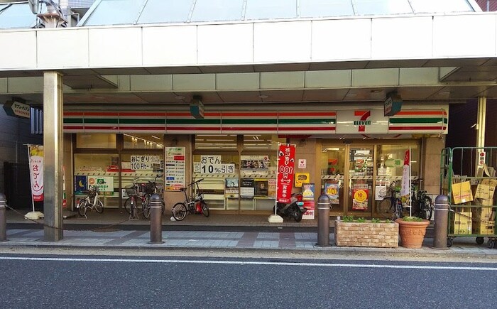 セブンイレブン(コンビニ)まで500m ロイヤルサクラ