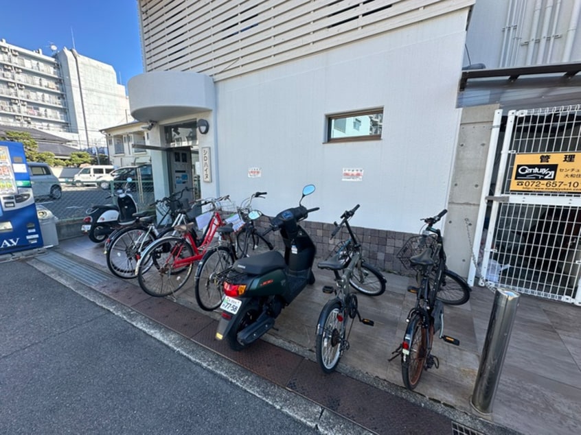 バイク置き場 シロハイヌ