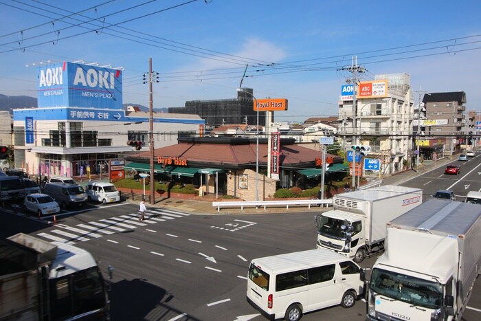 ロイヤルホスト(その他飲食（ファミレスなど）)まで600m 高倉 ハイツ