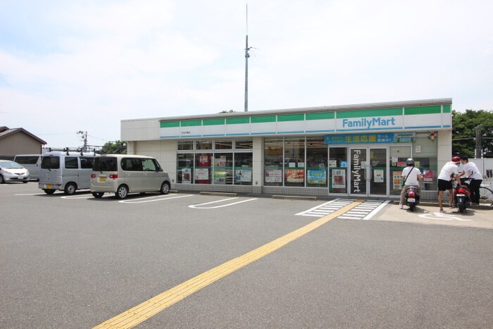 ファミリーマート(コンビニ)まで370m グランブルー宇治